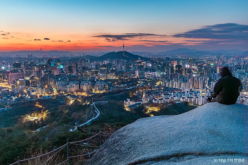 서울 인왕산에서 바라보는 도심 속 일출 모습이다.