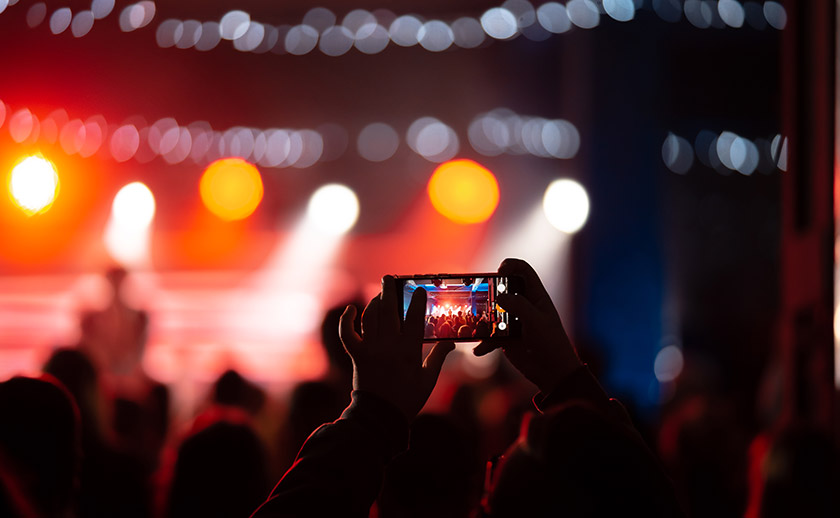 2026 가이드: 놓치면 손해 달라지는 청년정책 핵심 요약 문구가 적힌 배경에서 한강을 바라보며 환호하는 청년들의 뒷모습