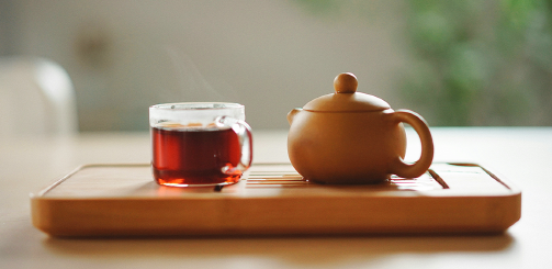 차를 우리는 티팟과 찻 잎이 우러나온 물이 담긴 컵이다.