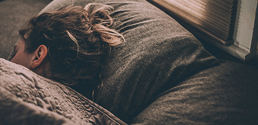 'RELAX'라고 적힌 카페 유리창 너머 따뜻한 조명 아래 사람들의 모습과 함께 '디카페인, 새로운 취향이 되다'라는 문구가 포함된 이미지.