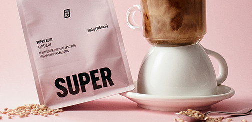 'RELAX'라고 적힌 카페 유리창 너머 따뜻한 조명 아래 사람들의 모습과 함께 '디카페인, 새로운 취향이 되다'라는 문구가 포함된 이미지.