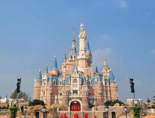 상하이 디즈니랜드 성의 모습이다.