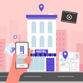 왼손으로 스마트폰을 들고 HOTEL이라고 적힌 건물을 촬영하고 있습니다.