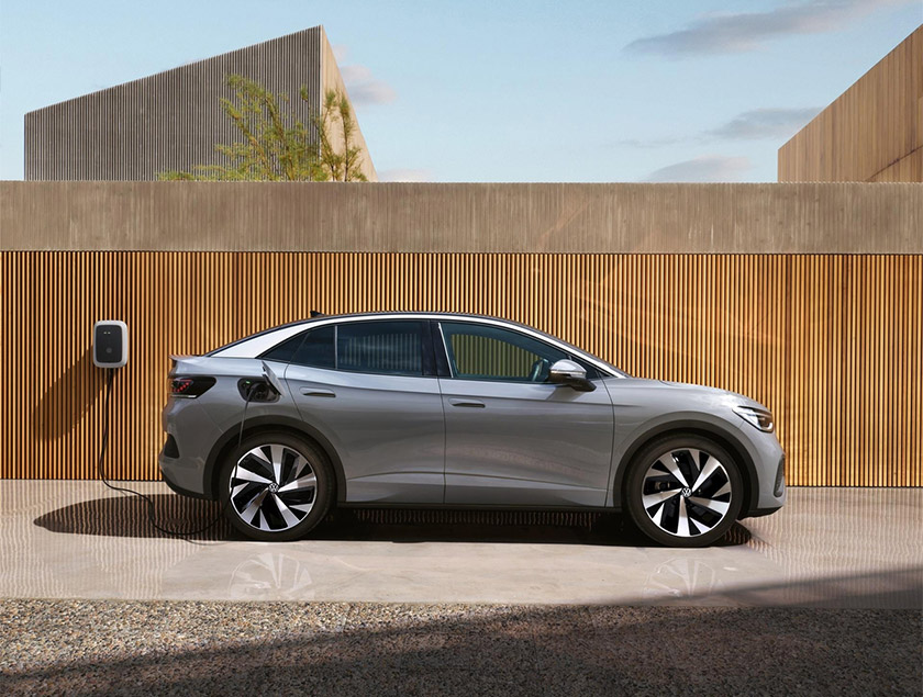 충전 중인 전기차의 모습