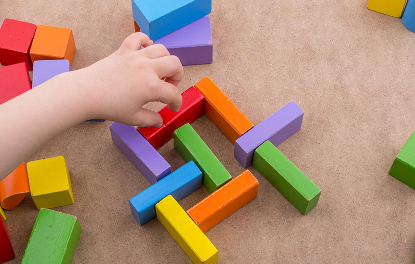 2026년 5월 가정의 달 선물 추천 가이드 이미지. 분홍색 선물 상자들과 카네이션 꽃다발, 곰 인형이 놓여 있으며 '연령별로 고르면 실패 없는 어린이날·어버이날 선물 가이드'라는 문구가 포함되어 있습니다.