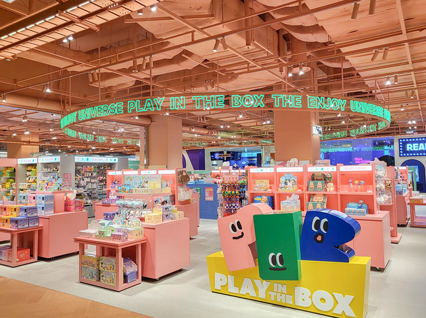 2026년 5월 가정의 달 선물 추천 가이드 이미지. 분홍색 선물 상자들과 카네이션 꽃다발, 곰 인형이 놓여 있으며 '연령별로 고르면 실패 없는 어린이날·어버이날 선물 가이드'라는 문구가 포함되어 있습니다.