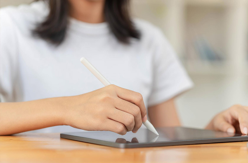 2026년 5월 가정의 달 선물 추천 가이드 이미지. 분홍색 선물 상자들과 카네이션 꽃다발, 곰 인형이 놓여 있으며 '연령별로 고르면 실패 없는 어린이날·어버이날 선물 가이드'라는 문구가 포함되어 있습니다.