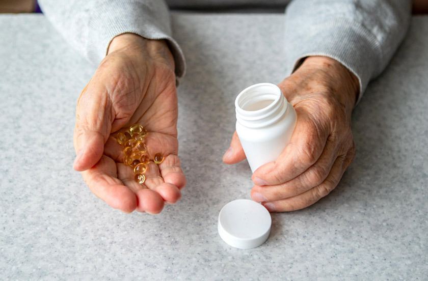 2026년 5월 가정의 달 선물 추천 가이드 이미지. 분홍색 선물 상자들과 카네이션 꽃다발, 곰 인형이 놓여 있으며 '연령별로 고르면 실패 없는 어린이날·어버이날 선물 가이드'라는 문구가 포함되어 있습니다.