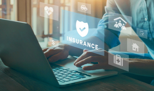 노트북 키보드를 누르는 모습으로 'insurance'라고 써있는 배너가 떠있다.