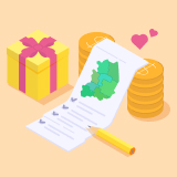 지도 그림이 포함된 체크리스트 문서, 연필, 선물 상자 3개, 동전 더미가 함께 놓여있다.