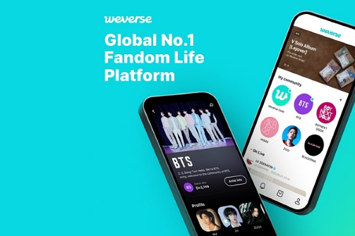 글로벌 팬덤 라이프 플랫폼 1위 위버스의 화면이 스마트폰에 띄워져 있다.
