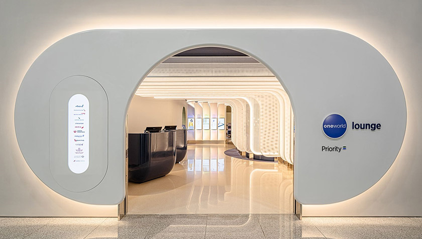 원월드 라운지의 입구 모습. 아치형 입구로, 내부에 아늑한 조명이 켜진 상태이다. 인천공항 1터미널 라운지 콘텐츠를 보조한다.