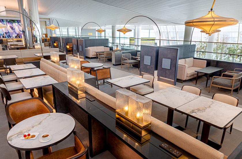 인천공항 터미널에 있는 대한항공 라운지 내부 모습. 넓은 공간에 테이블과 소파 좌석이 정돈돼 있고, 따뜻한 조명이 설치된 쾌적한 휴식 공간이다.