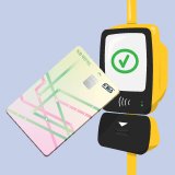 버스 안에 노란색 교통카드 단말기가 있고, 그 앞에 KB국민카드의 K-패스 카드가 있습니다.