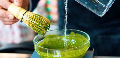 찻잔에 말차 가루를 넣고 음료를 제조하는 모습이다.