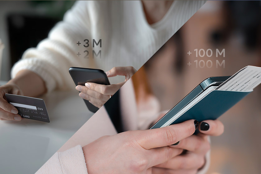 스마트폰으로 항공권을 결제하는 듯한 모습. 스마트폰 위에 +3M, +100M 표기로 마일리지로 항공권을 결제하는 상황임을 보여준다. 