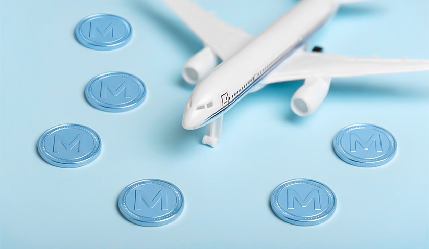 비행기 모형과 마일리지를 상징하는 'M'이 찍힌 파란 동전들이 비행기 모형을 둘러싸고 있다. 