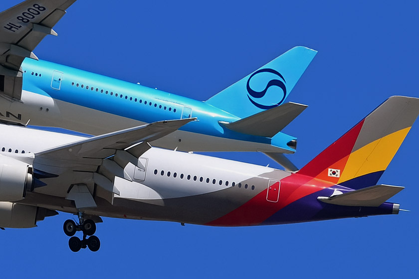 대한항공 비행기와 아시아나 비행기가 나란히 있다.