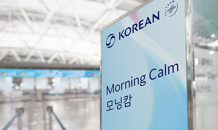 공항에 대한항공 모닝캄이 적혀있는 배너의 모습이다.