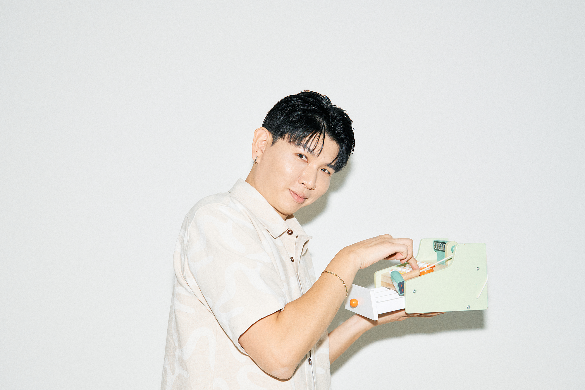 어린이 계산기를 들고 정면을 보고 있는 제이쓴