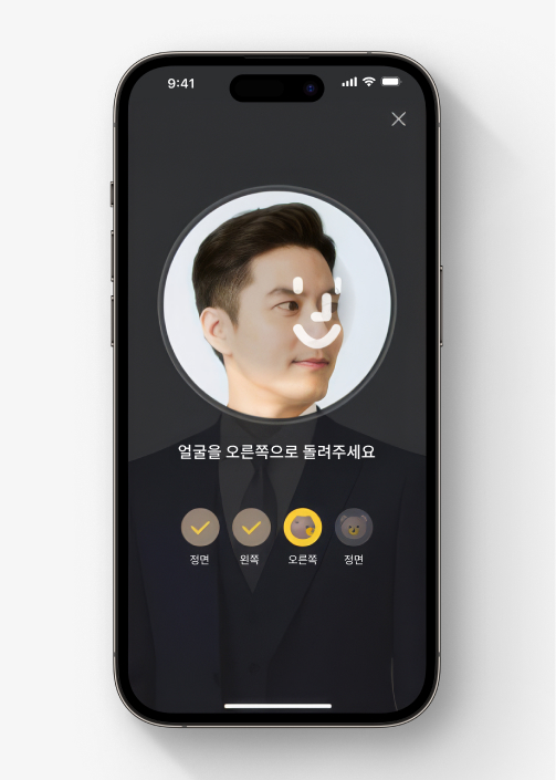 셀카 OTP를 사용하는 남성의 모습. 얼굴을 오른쪽으로 돌려 촬영하고 있다. 