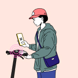 모자를 쓴 남자가 공유 자전거를 이용하기 위해 부착된 QR코드를 스캔하고 있다.