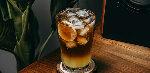 아래는 오렌지 주스, 위에는 술로 보이는 액체가 섞여 있다. 저도수의 술로 보인다.