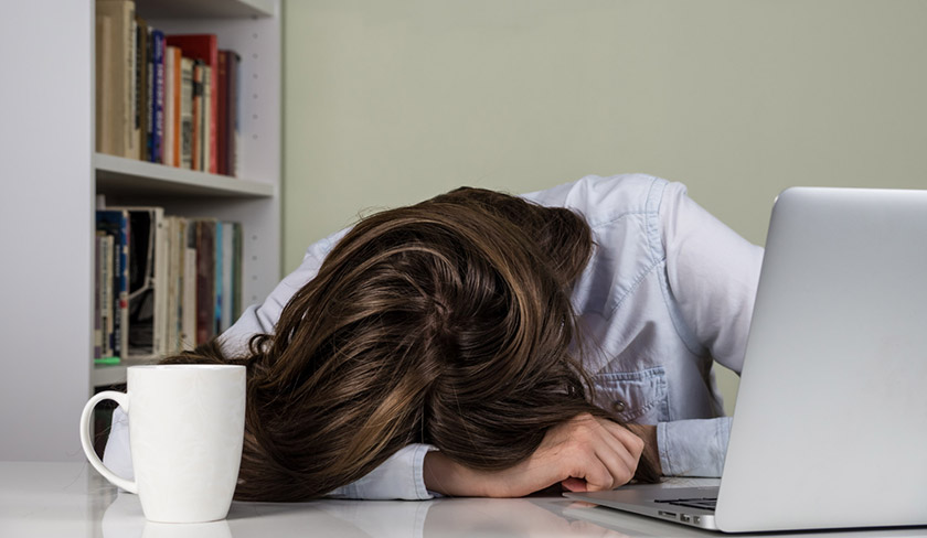 책상에 엎드려 있는 여성의 모습. 환절기 체력 저하 관련 내용을 보조한다.