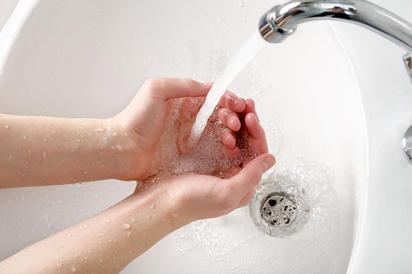 세면대에서 손을 씻는 모습. 환절기 건강관리의 기본인 손 씻기에 대한 내용을 보조한다.