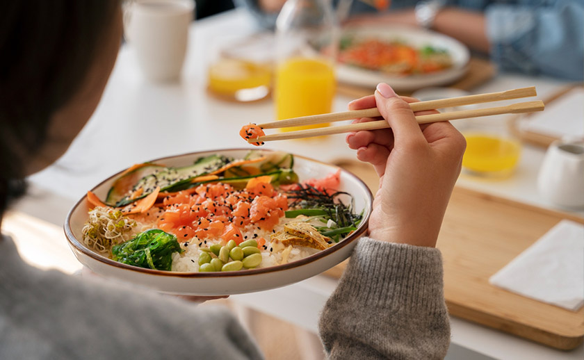 식사를 하고 있는 사람의 뒷모습. 환절기 건강관리 방법 중 하나인 균형 잡힌 식사 내용을 보조한다. 
