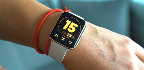 스마트 워치가 운동 시간과 속도, 케이던스등을 알려준다.