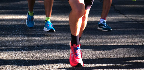 달리는 사람들의 발만 확대한 모습이다.