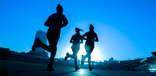 공원에서 여러 사람이 뛰고 있다.