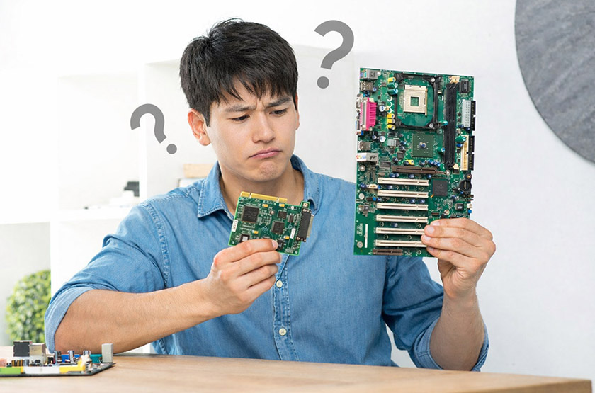 '대학생 노트북'을 고를 때 꼭 살펴봐야 할 요소 중 하나인 cpu를 살펴보며 이해하기 어렵다는 표정을 짓고 있는 남성의 모습.