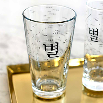 윤동주 시인의 별 헤는 밤 시구가 적힌 컵인 뮷즈의 사진이다.