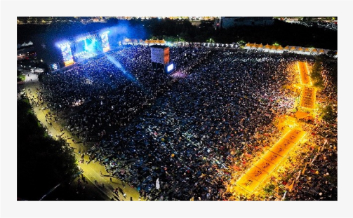 밤 공연을 즐기며 인천펜타포트 락 페스티벌을 가득 채운 사람들의 모습
