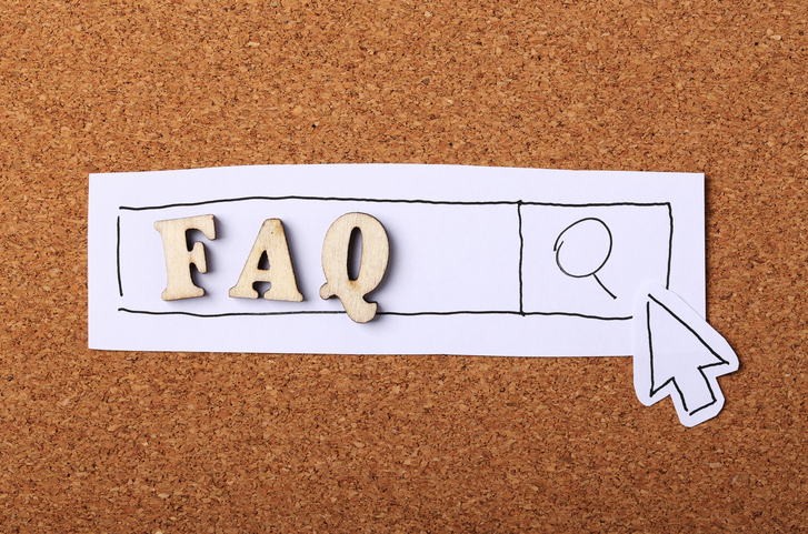 종이로 만든 검색창 일러스트가 놓여 있고, 검색창 안에는 ‘FAQ’라는 나무 글자가 있으며 오른쪽에는 돋보기 아이콘과 커서 모양이 그려져 있다.