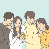 청년들이 다같이 모여 휴대폰을 들여다보고 있다.