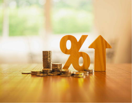  쌓여있는 동전 옆에 퍼센트 기호와 위로 솟은 화살표가 보인다. 파킹통장 장점을 상징하는 이미지이다. 