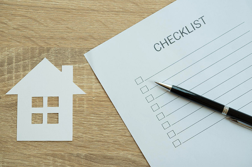 체크리스트라고 써있는 종이 옆에 주택 모양 종이가 오려져 있다.