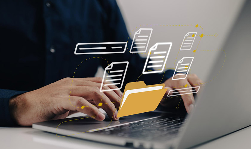 노트북으로 타이핑을 하고 있고 위에 폴더 아이콘이 그려져 있다.