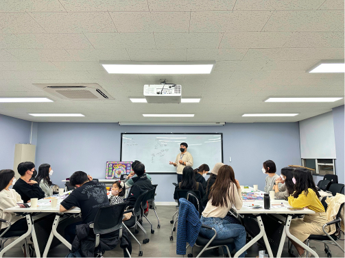 캐시플로우랩 모임 사진. 게임, 책, 영화를 통해 경제 공부를 하고 자신의 생각을 나누는 모습