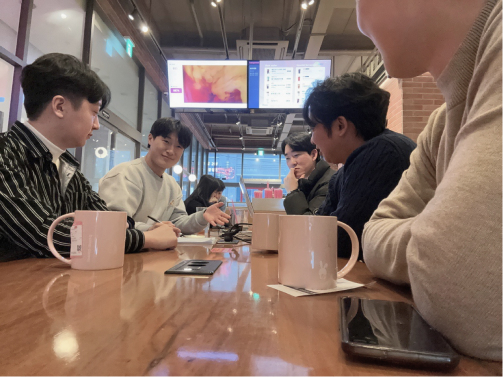 경제공부를 위해 모인 경제살롱 참여자 사진. 카페 테이블에 참여자들이 둘러 앉아 있는 모습