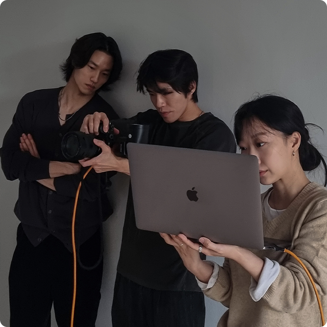 남성의류 룩북을 촬영중인 '시도 플레이스' 직원들의 모습이다.