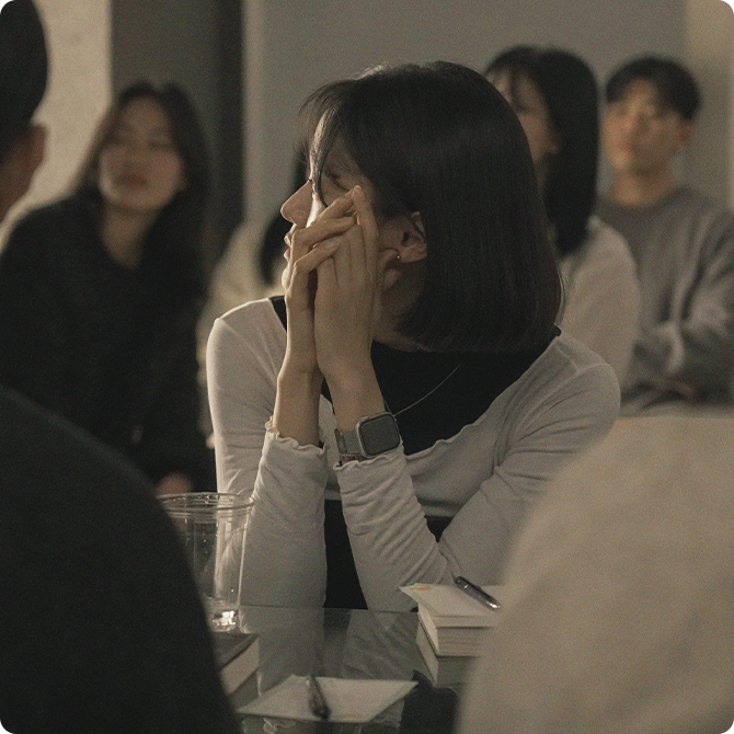 복합문화공간 시도플레이스에서 활동에 참여하고 있는 여성의 모습이다.