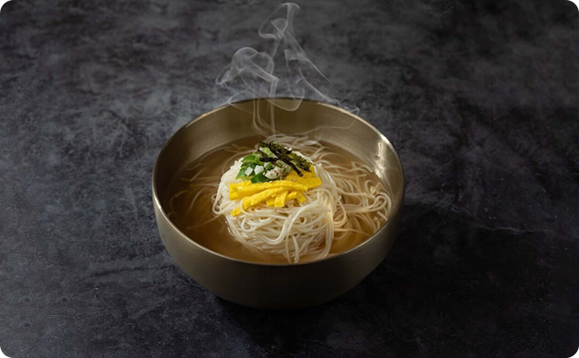 정갈하게 차려진 국수 한 그릇 사진으로 류창희 국수의 대표메뉴이다.