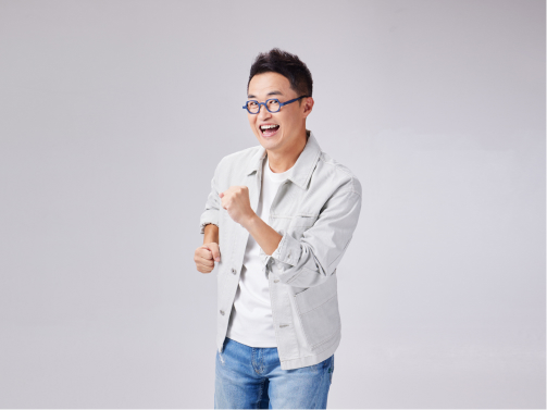 한국사 퀴즈 출제 및 풀이를 맡은 최태성 강사가 유쾌하게 웃고 있다.