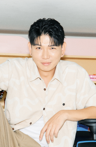 인플루언서 제이쓴이 앉아있는 이미지