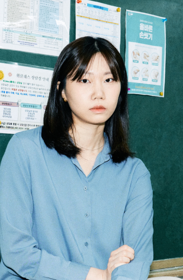 인플루언서 니니가 서있는 이미지