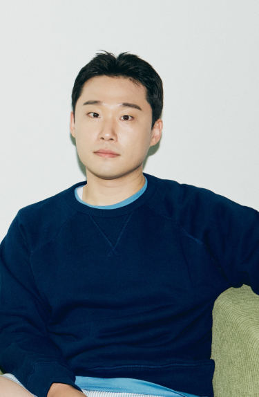 인플루언서 자취남이 앉아있는 이미지